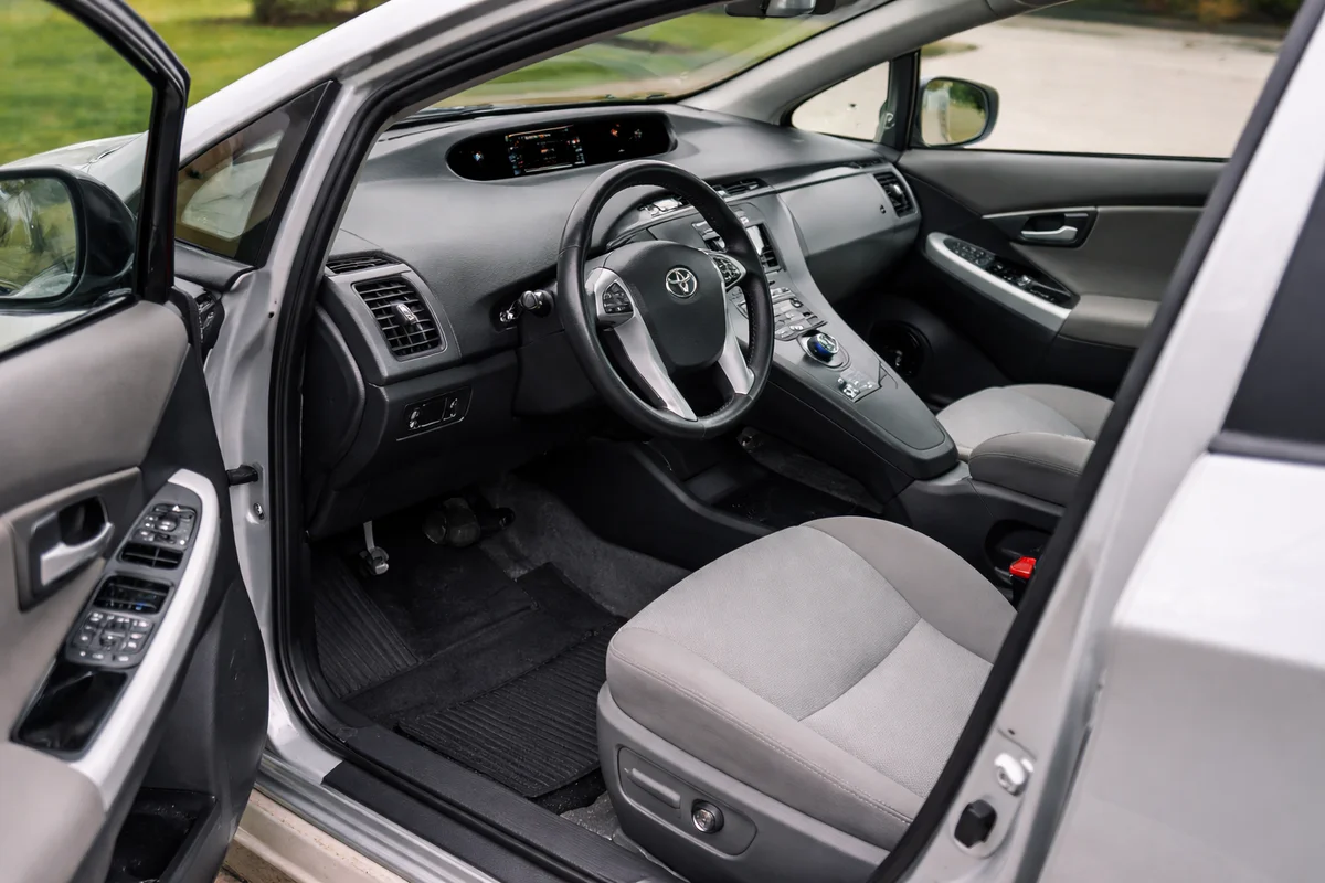 Vista interior del tablero y área del conductor.